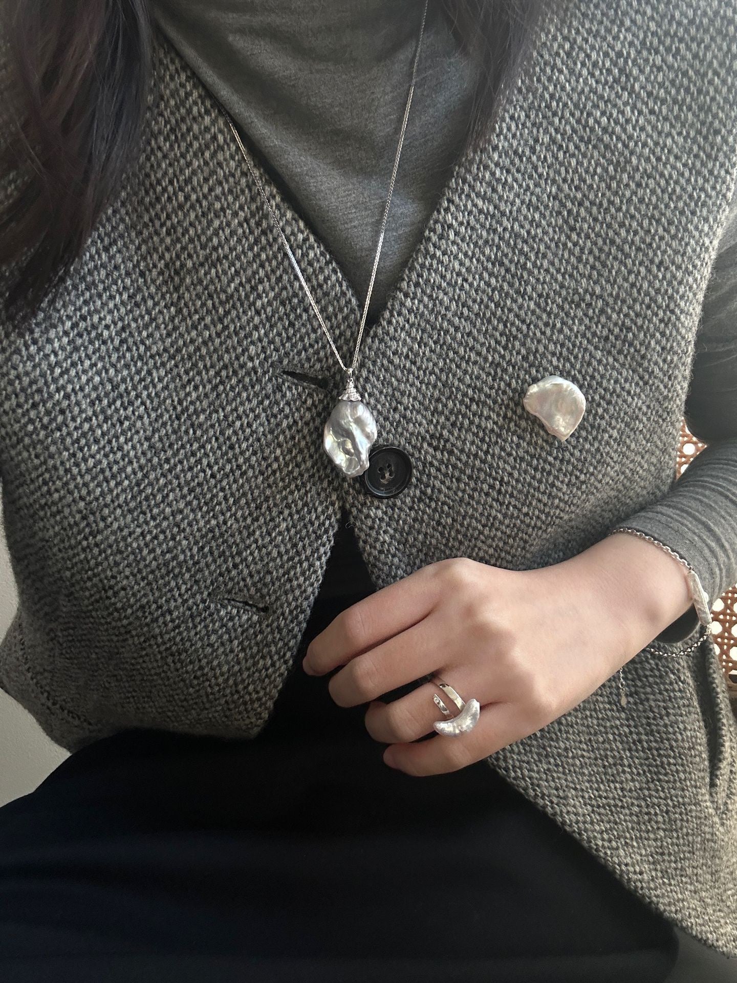 FullSterling SilverPlatedWhite Gold HatGrey BaroqueNecklace